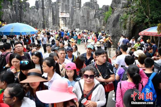 资料图：8月13日，景区里的游客。。 <a target='_blank' href='http://www.chinanews.com/' _fcksavedurl='http://www.chinanews.com/'><p class=