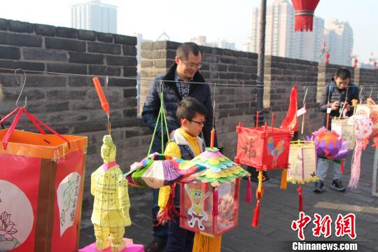 百余小学生西安城墙捐“爱心花灯”资助留守儿童