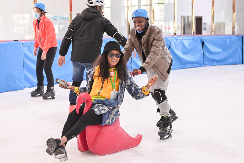 【带你看冬奥】走进冰雪运动训练基地，看非洲青年们“花样”滑冰