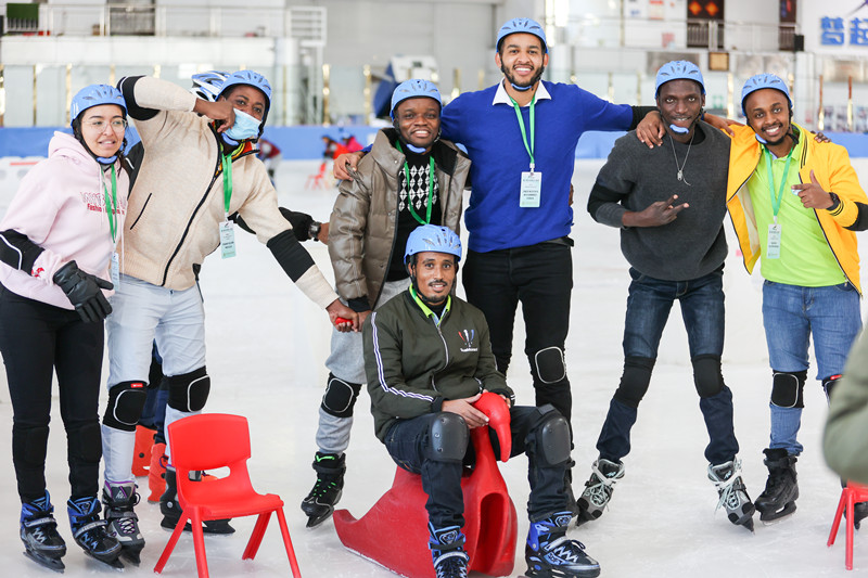 【带你看冬奥】走进冰雪运动训练基地，看非洲青年们“花样”滑冰