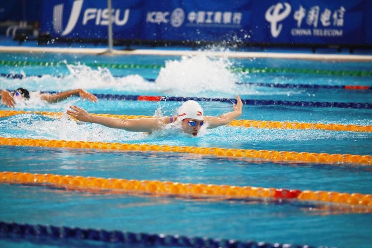 团结友谊成就大运梦想！中国队破纪录夺金男女混合4x100米混合泳接力赛