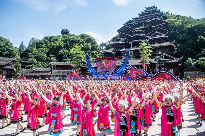 文旅搭台 赛事赋能 万人共赴“踩花山” 2024第十三届中国乌江苗族踩花山节开幕