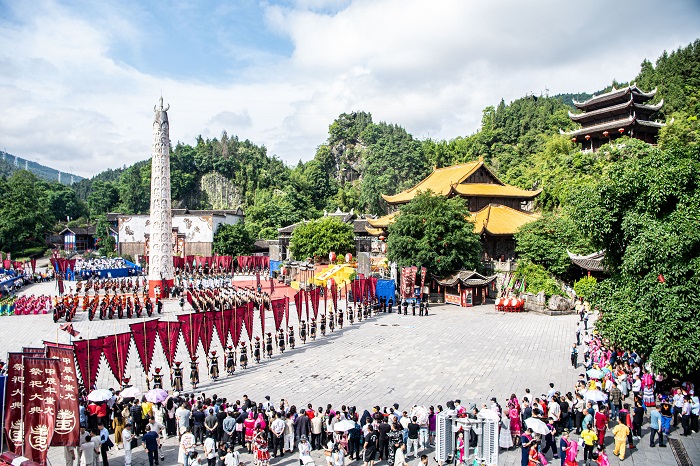 文旅搭台 赛事赋能 万人共赴“踩花山” 2024第十三届中国乌江苗族踩花山节开幕