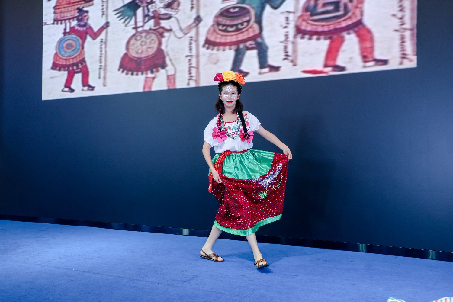 文化小大使的中国日记｜美美与共，世界服装同框