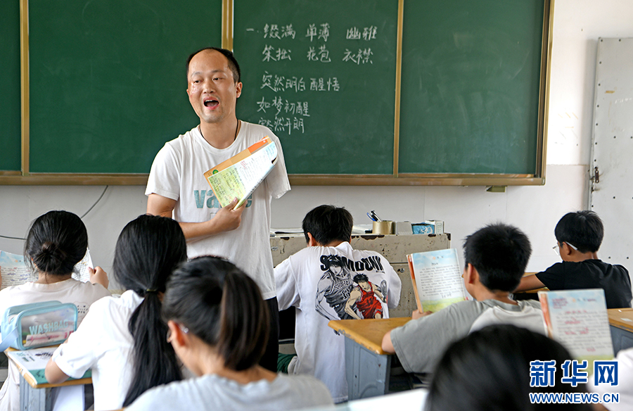 安徽淮南：独臂教师扎根乡村 为孩子们点亮成长的光